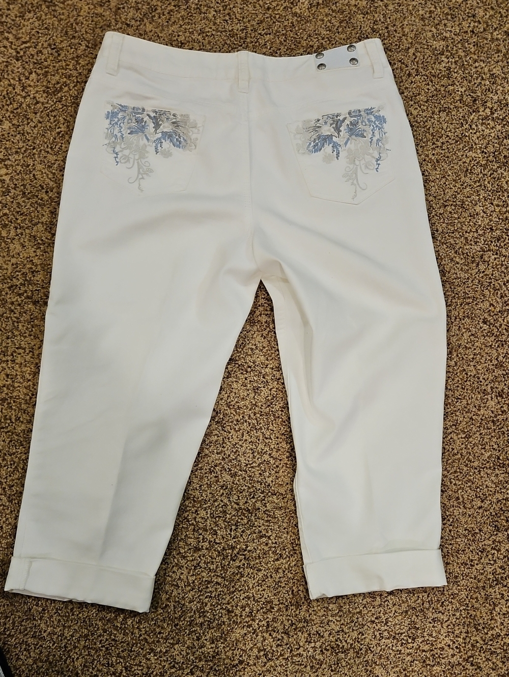 Style & Co white Capri jeans.